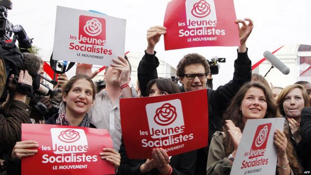 Члены французского Движения молодых социалистов на предвыборном митинге в Париже.  Фото: AFP