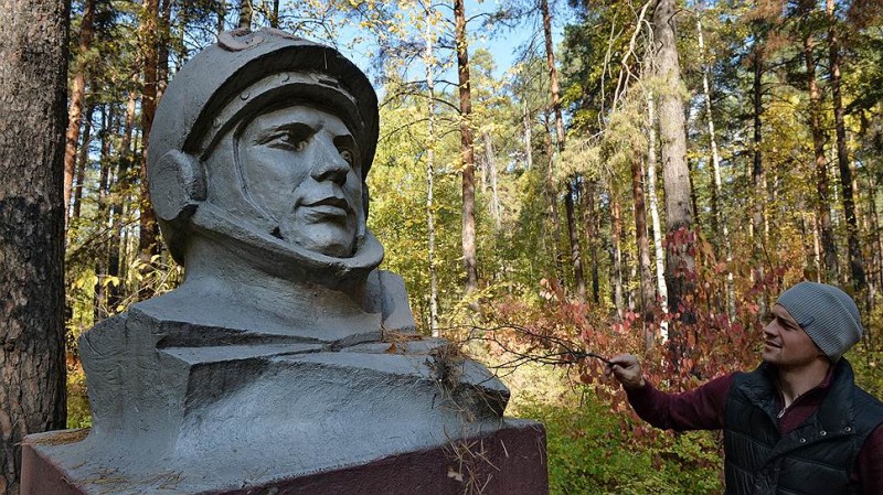Активисты не бросили Гагарина в лесу - навещают, заботятся. Фото: Анатолий Жданов / Коммерсантъ 