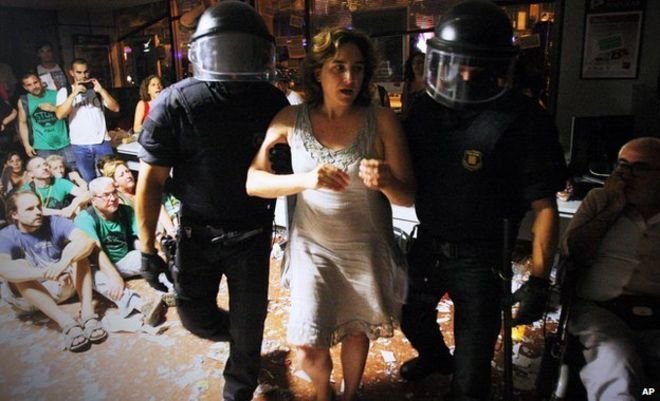 Новый мэр Барселоны Ада КОЛАУ не раз бывала в объятиях полиции.