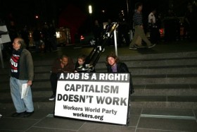 Акция "Займем Уолл-Стрит" в Нью-Йорке. Надпись на плакате: "Работа - это право. Капитализм не работает".