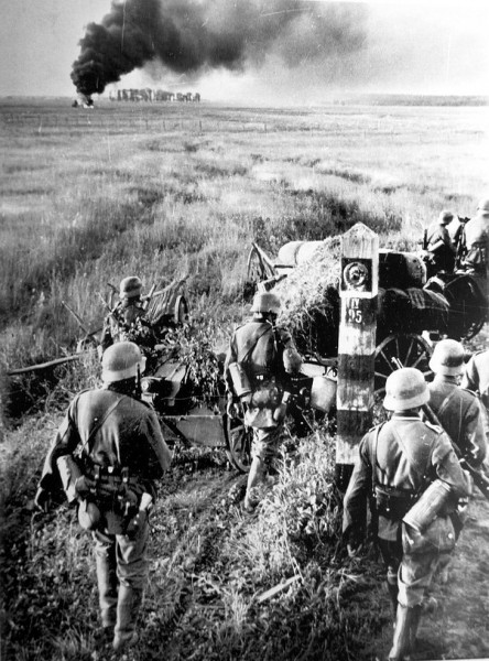 Немецкие солдаты пересекают государственную границу СССР 22 июня 1941 г.