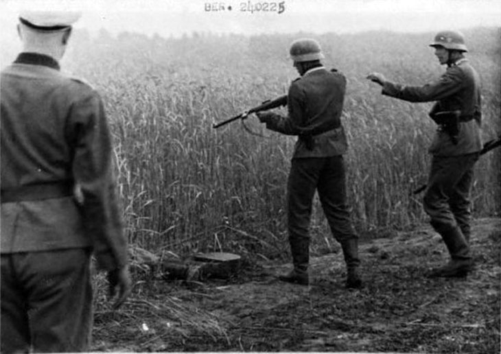 Немецкие солдаты добивают раненого советского снайпера 