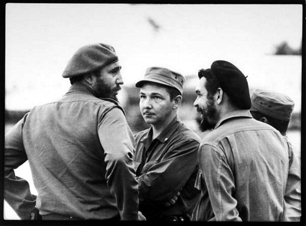 ERNESTO (CHE) GUEVARA Che Guevara holds an impromptu meeting in Havana, Cuba, with Fidel Castro and Castro's brother. Date: 1959 Source: Photograph by Osvaldo Salas in 1959. Salas Collection.