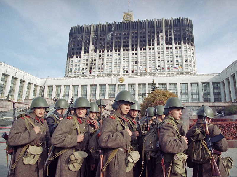 Russian soldiers march in front of the Russian parliament building in Moscow, Tuesday, Oct. 5, 1993. Government forces were still hunting for snipers and others still resisting despite the surrender of hard-line lawmakers as prosecutors consider charging top opposition leaders with treason. (AP Photo/Michel Euler)