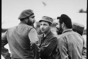 ERNESTO (CHE) GUEVARA  Che Guevara holds an impromptu  meeting in Havana, Cuba, with  Fidel Castro and Castro's  brother.      Date: 1959    Source: Photograph by Osvaldo Salas in 1959.  Salas Collection.
